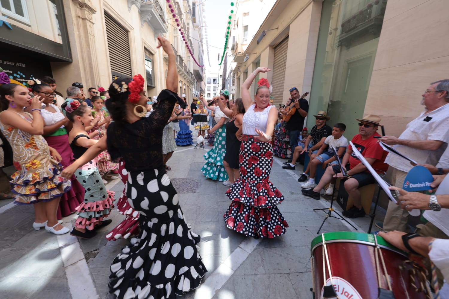 El lunes festivo vuelve a llenar la Feria de Málaga, donde sigue habiendo ganas de desquitarse del parón impuesto por la pandemia años atrás. 