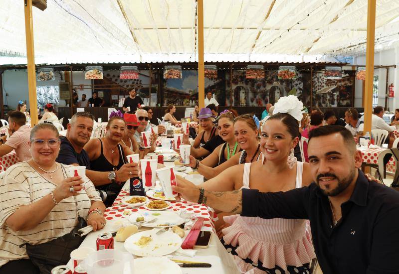 El lunes festivo vuelve a llenar la Feria de Málaga, donde sigue habiendo ganas de desquitarse del parón impuesto por la pandemia años atrás. 