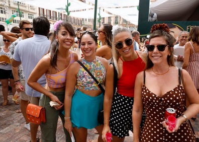 Imagen secundaria 1 - Los grupos de amigos y turistas, también están muy presentes en la feria del Centro. 