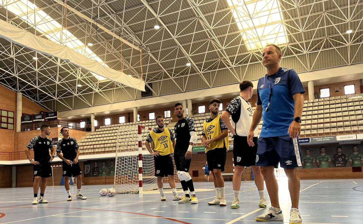 Uno de los primeros entrenamientos de pretemporada del BeSoccer UMA, con Tete en primer plano. 