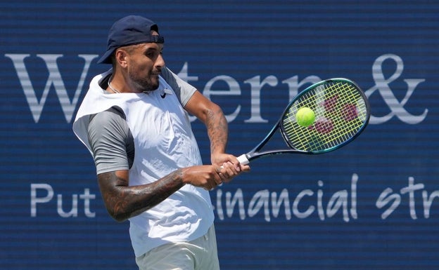 Nick Kyrgios se esfuerza en el golpeo de revés en el partido. 