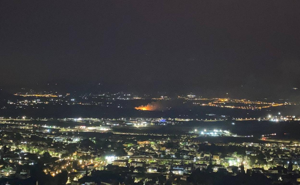 Vista del incendio originado este martes por la noche. 