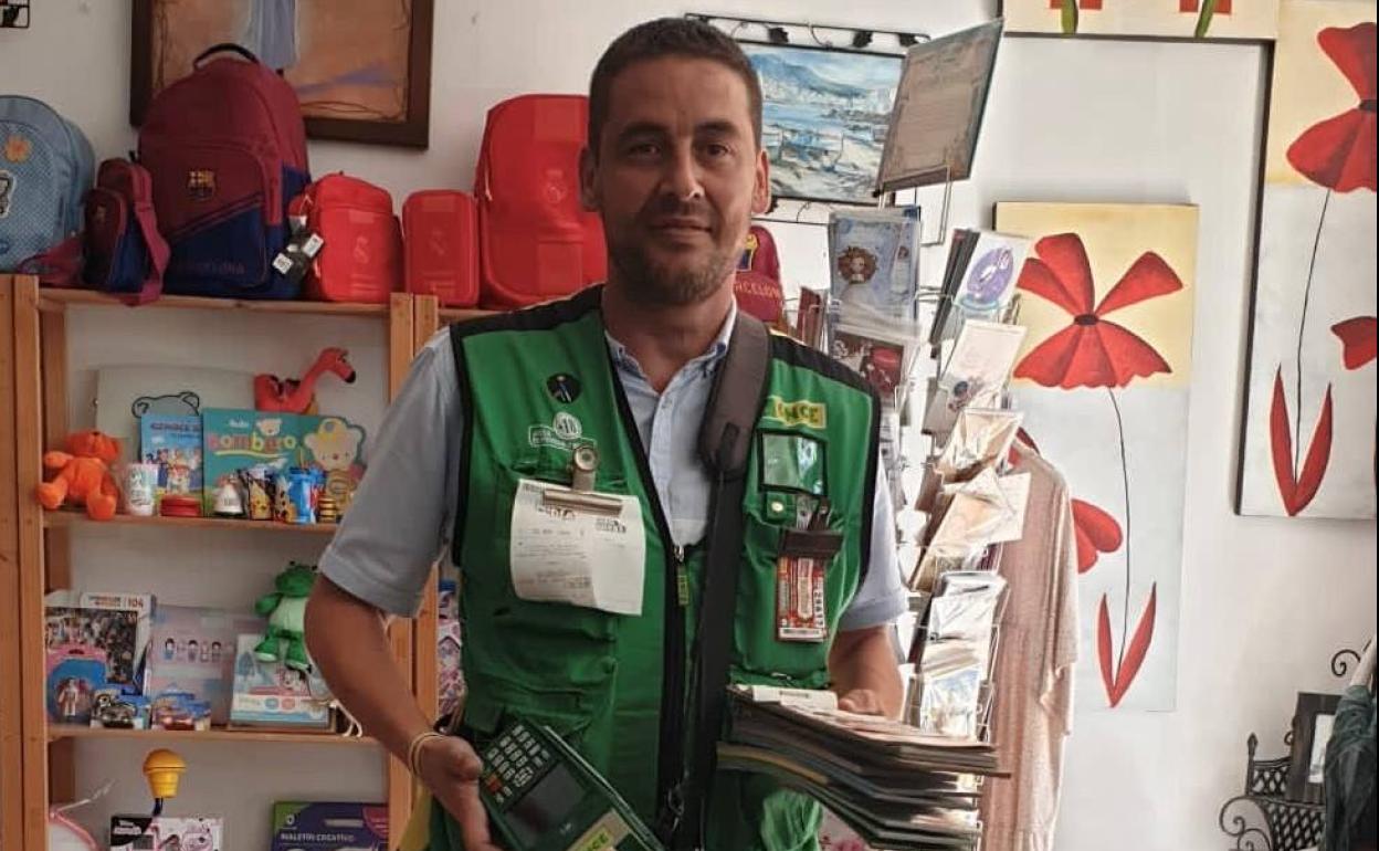 José María Romero ha vendido 10 cupones premiados con 40.000 euros en el Centro de la localidad. 