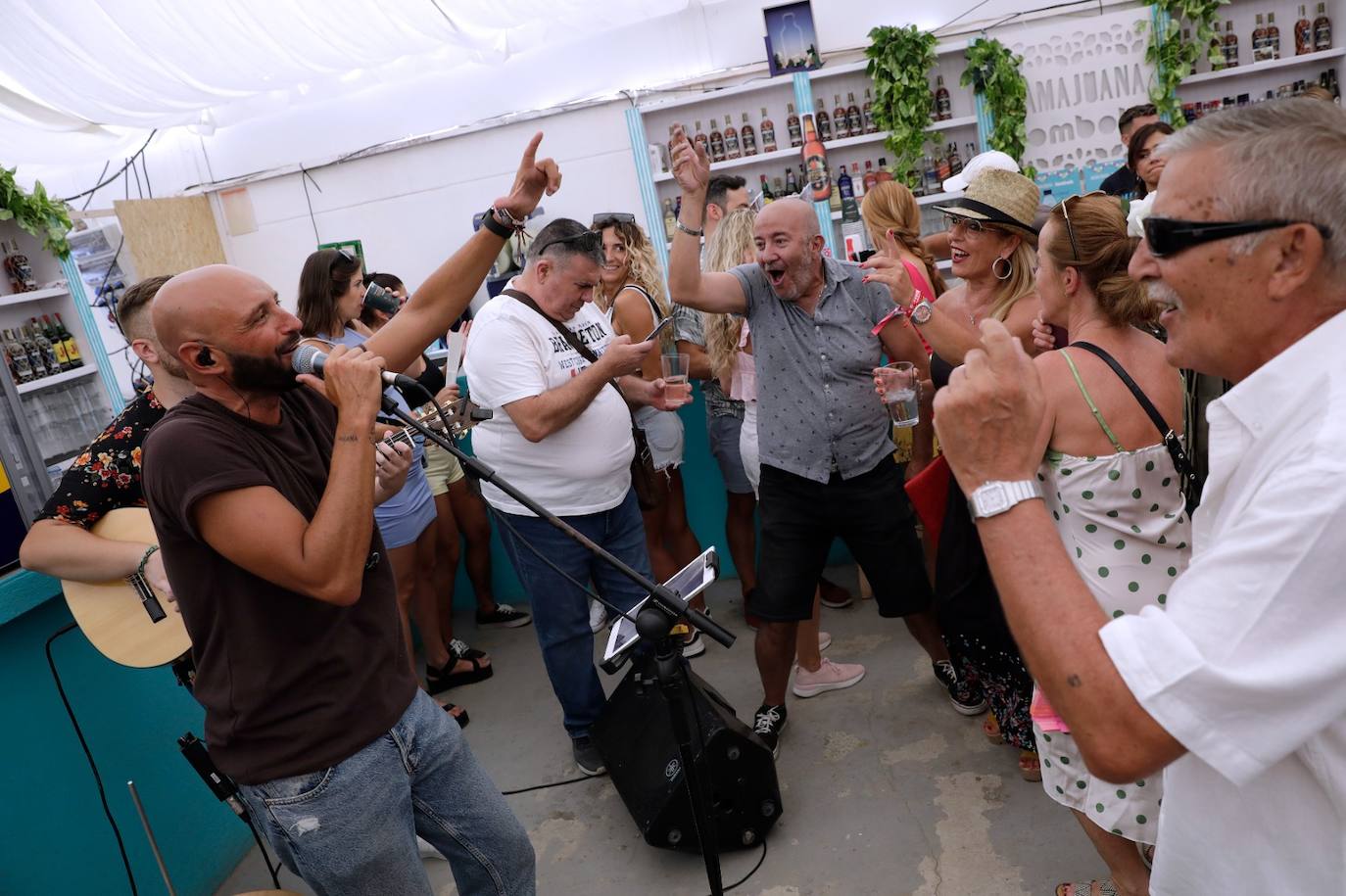 El calor no puede con las ganas de fiesta de malagueños y visitantes