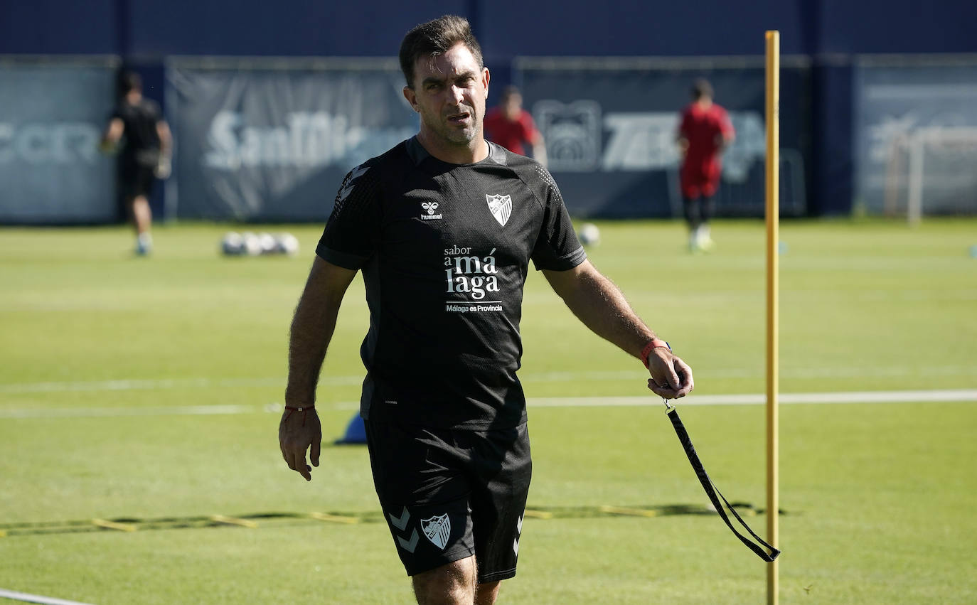 El Málaga ya se entrena con los nuevos fichajes Villalba y Hervías. Otra de las novedades de la sesión del entrenamiento es la reincorporación progresiva del delantero Pablo Chavarría. Fran Sol sigue al margen por una lesión de tobillo.