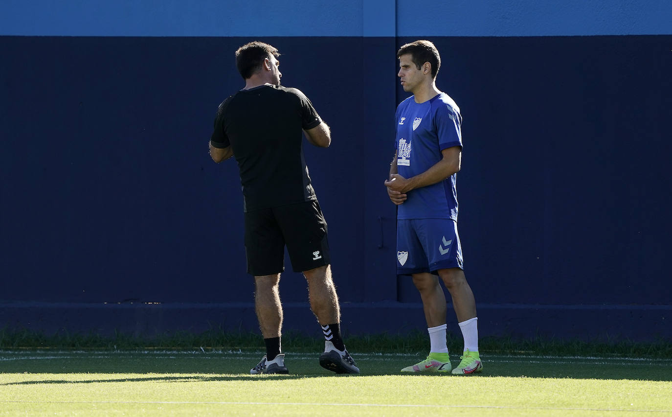 El Málaga ya se entrena con los nuevos fichajes Villalba y Hervías. Otra de las novedades de la sesión del entrenamiento es la reincorporación progresiva del delantero Pablo Chavarría. Fran Sol sigue al margen por una lesión de tobillo.