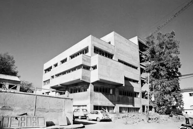 Facultad de Medicina, la primera que se construyó en el campus de Teatinos.