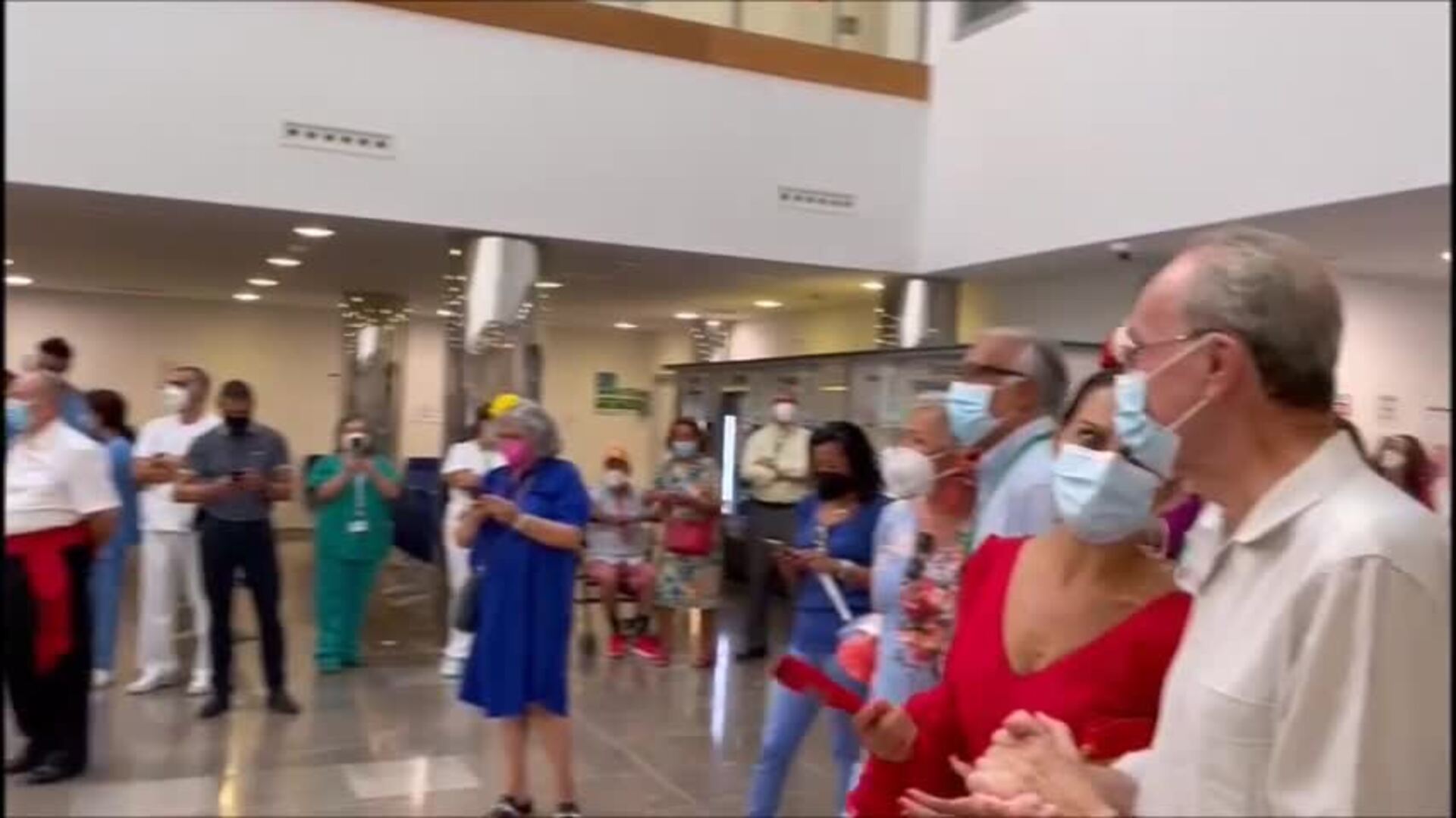 Un coro rociero y una panda de verdiales llevan la feria a los pacientes del Hospital Clínico