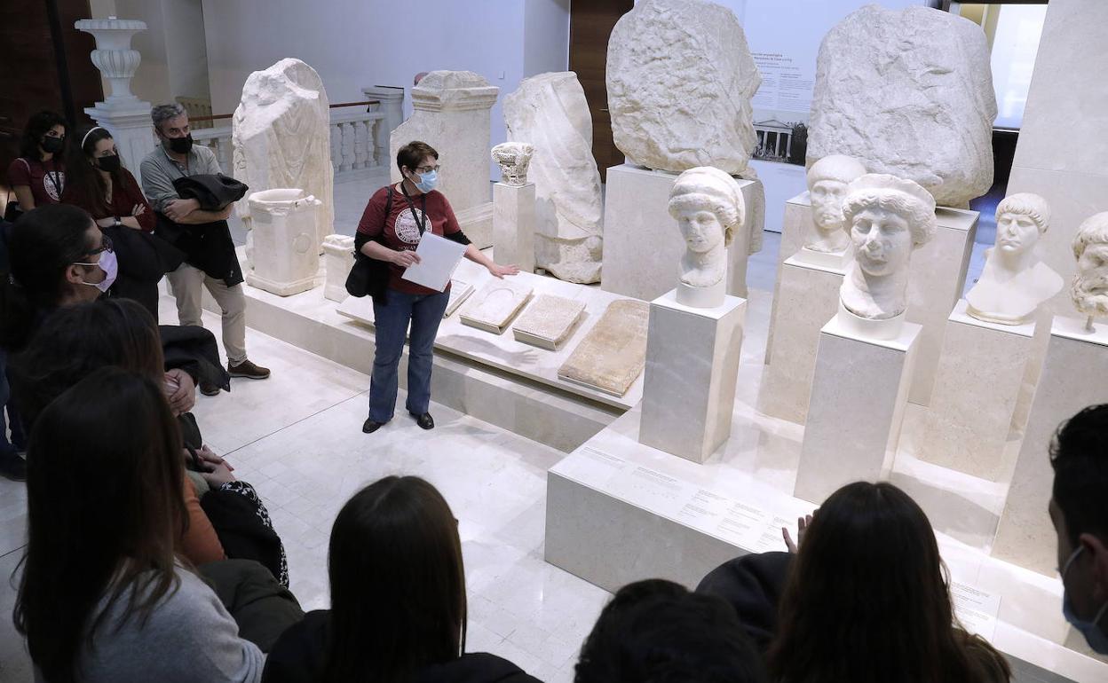 Visita guiada al Museo de Málaga, que exhibe tanto la colección arqueológica como la de pintura. 