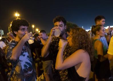 Imagen secundaria 1 - Cientos de personas optan por esta zona. Víctor, Samuel y María, en el botellón. Los corros se hacen alrededor de botellas y hielos.