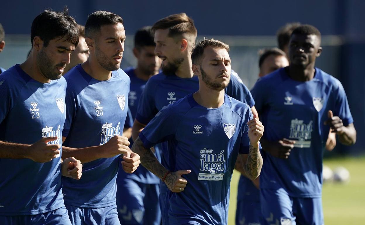 Fran Villalba, en el centro, ayer en su primer entrenamiento con el Málaga. 