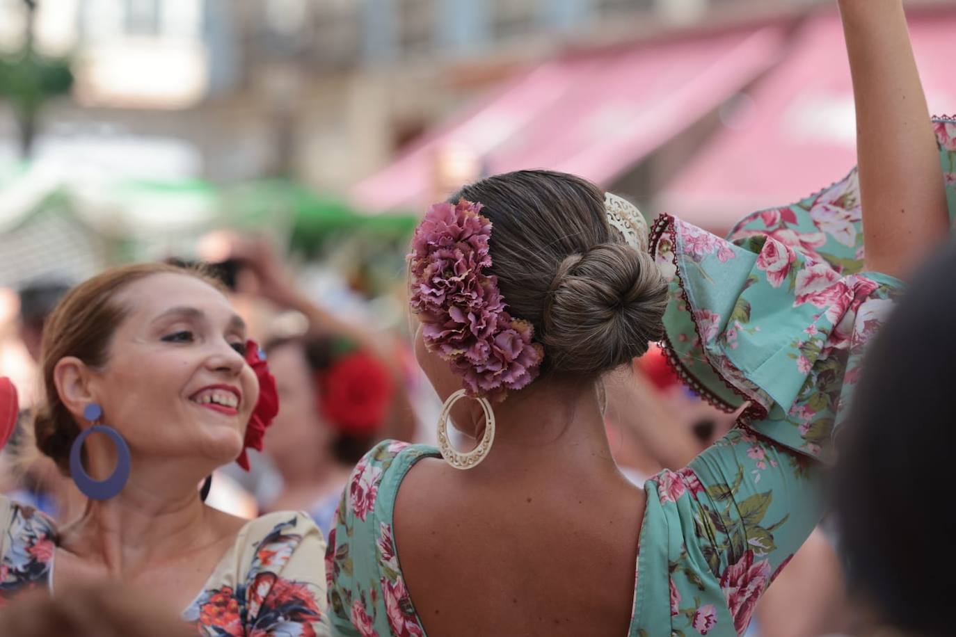 Baile y buen ambiente de feria en el entorno de la calle Larios de Málaga 