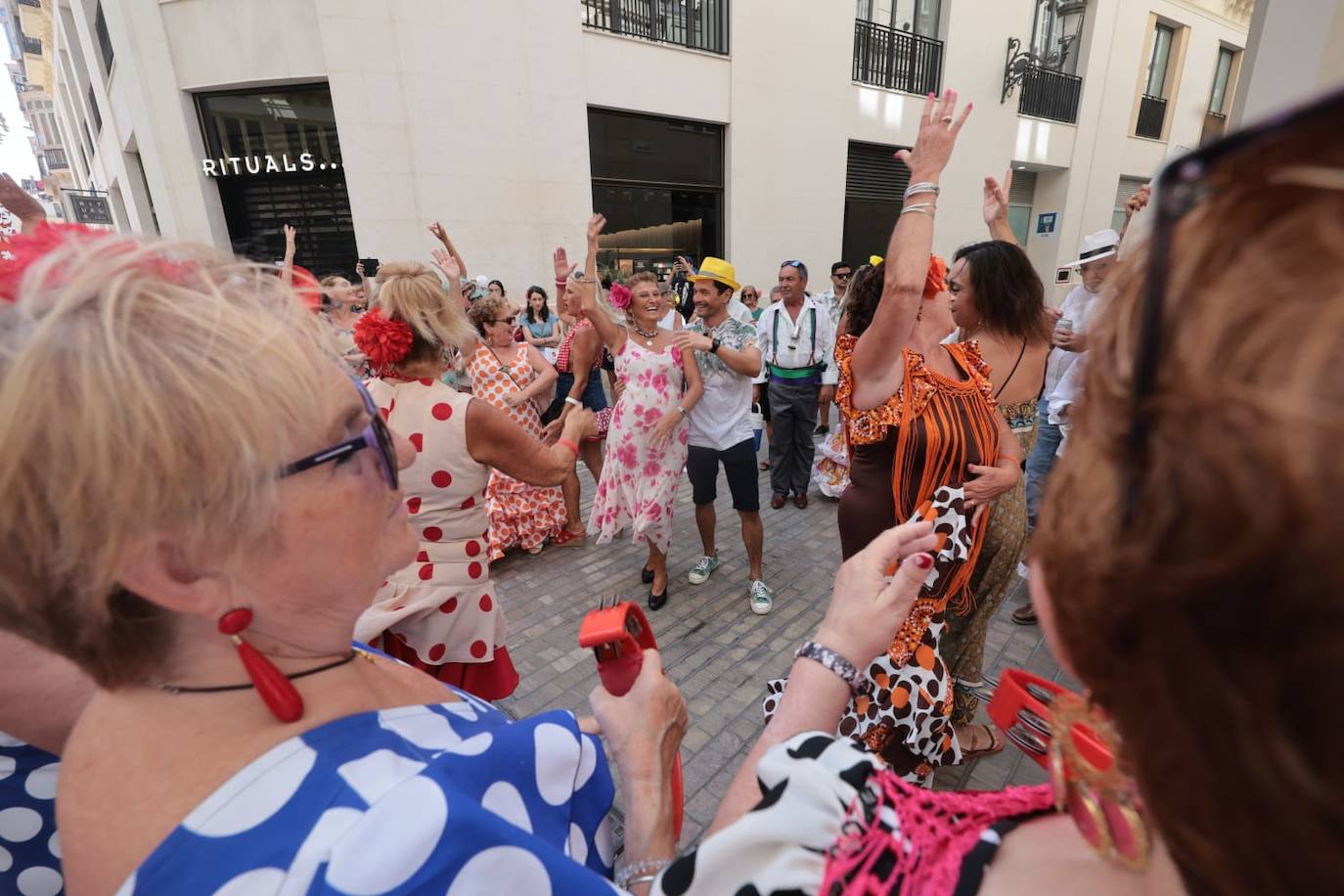 Baile y buen ambiente de feria en el entorno de la calle Larios de Málaga 