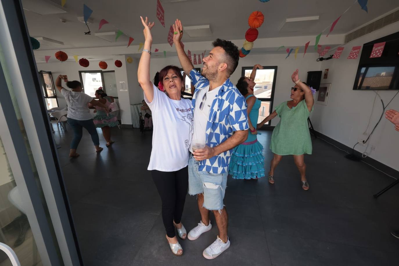 Grupos de amigos y familiares disfrutaron del jueves de Feria previo al festivo 