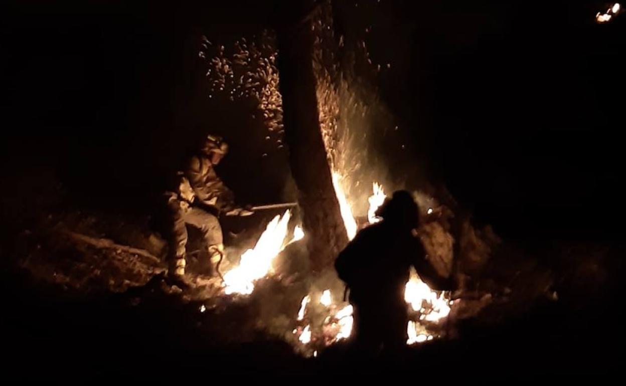 Los bomeros, luchando contra las llamas en el incendio de Casares.