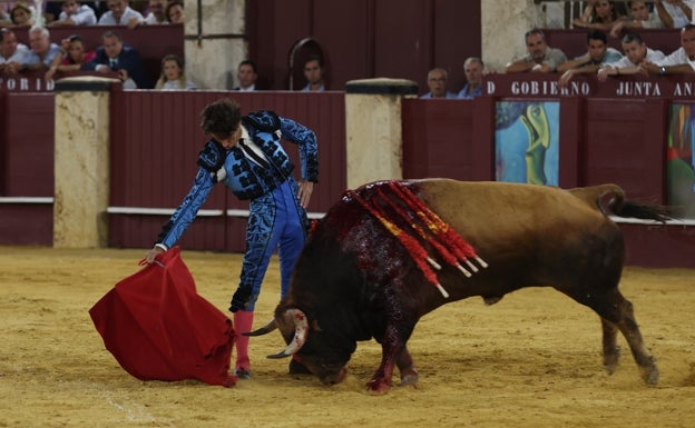 Derechazo de Cayetano al segundo de su lote.