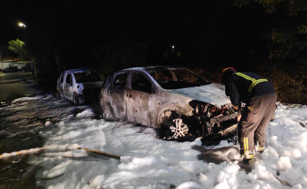 Dos de los vehículos quemados en la madrugada del jueves en el Monte Dorado. 