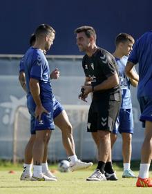 Imagen secundaria 2 - Andrés Caro observa el entrenamiento desde fuera. Guede se acerca a dar indicaciones a Fran Villalba y Álex Gallar.