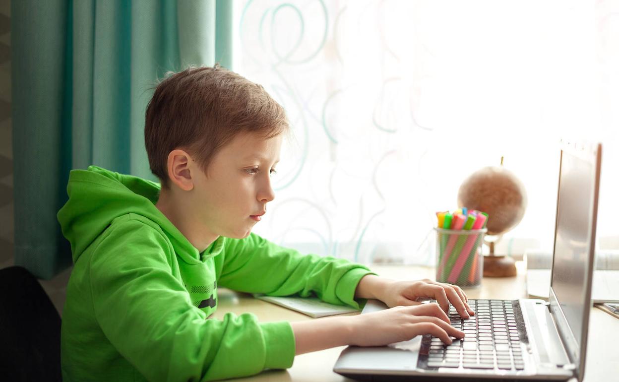 Imagen de archivo de un menor delante del ordenador 
