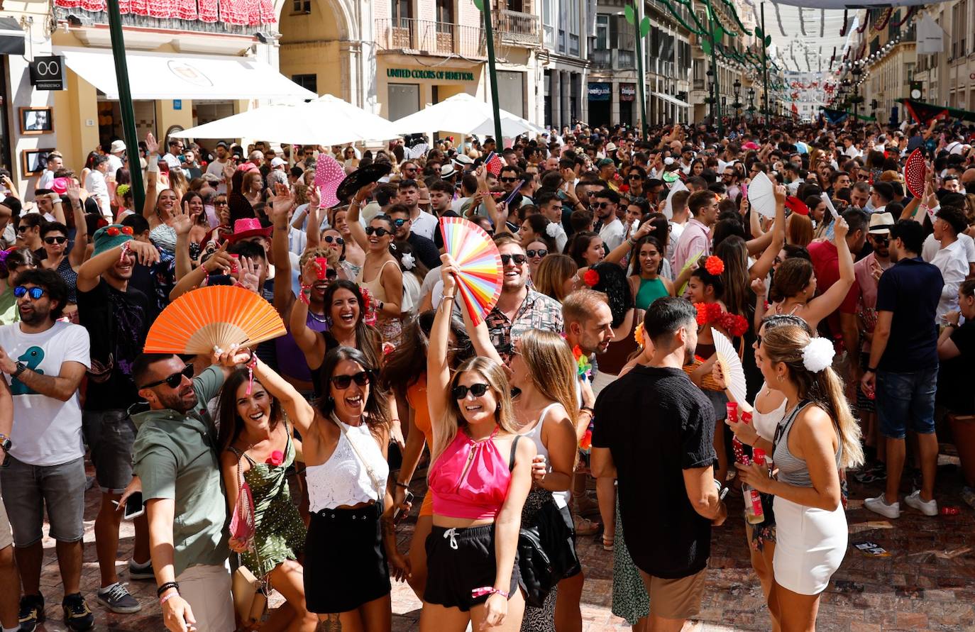 En el centro de Málaga las ganas de fiesta no desfallecieron este viernes 