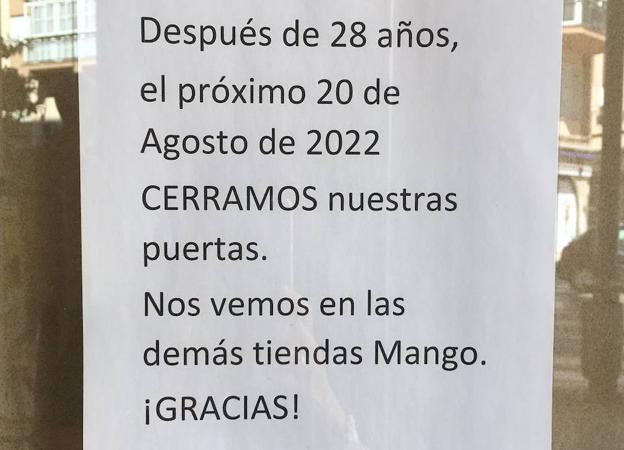 El aviso del cierre que puede leerse en la puerta de la tienda. 