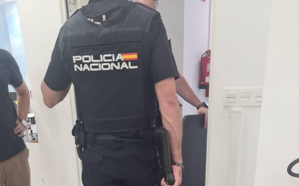 Un agente de policía en la sede de la empresa 