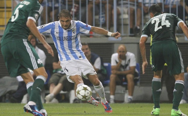 Imagen principal - Joaquín, en una acción del partido de hace diez años; sobre estas líneas, Maresca, entre Vitolo y Katsouranis, y, a la derecha, Demichelis celebra el primer gol del Málaga en la Champions. 