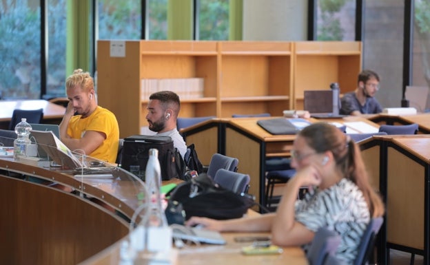 Imagen principal - La resaca posferia se deja sentir en la Universidad de Málaga