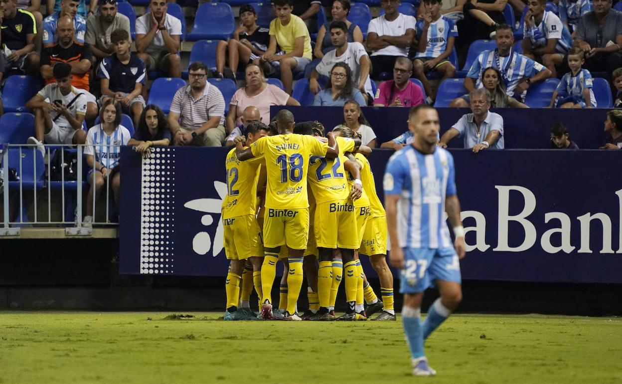 Los jugadores de Las Palmas celebran un gol, con Víctor Olmo cabizbajo en primer plano. 