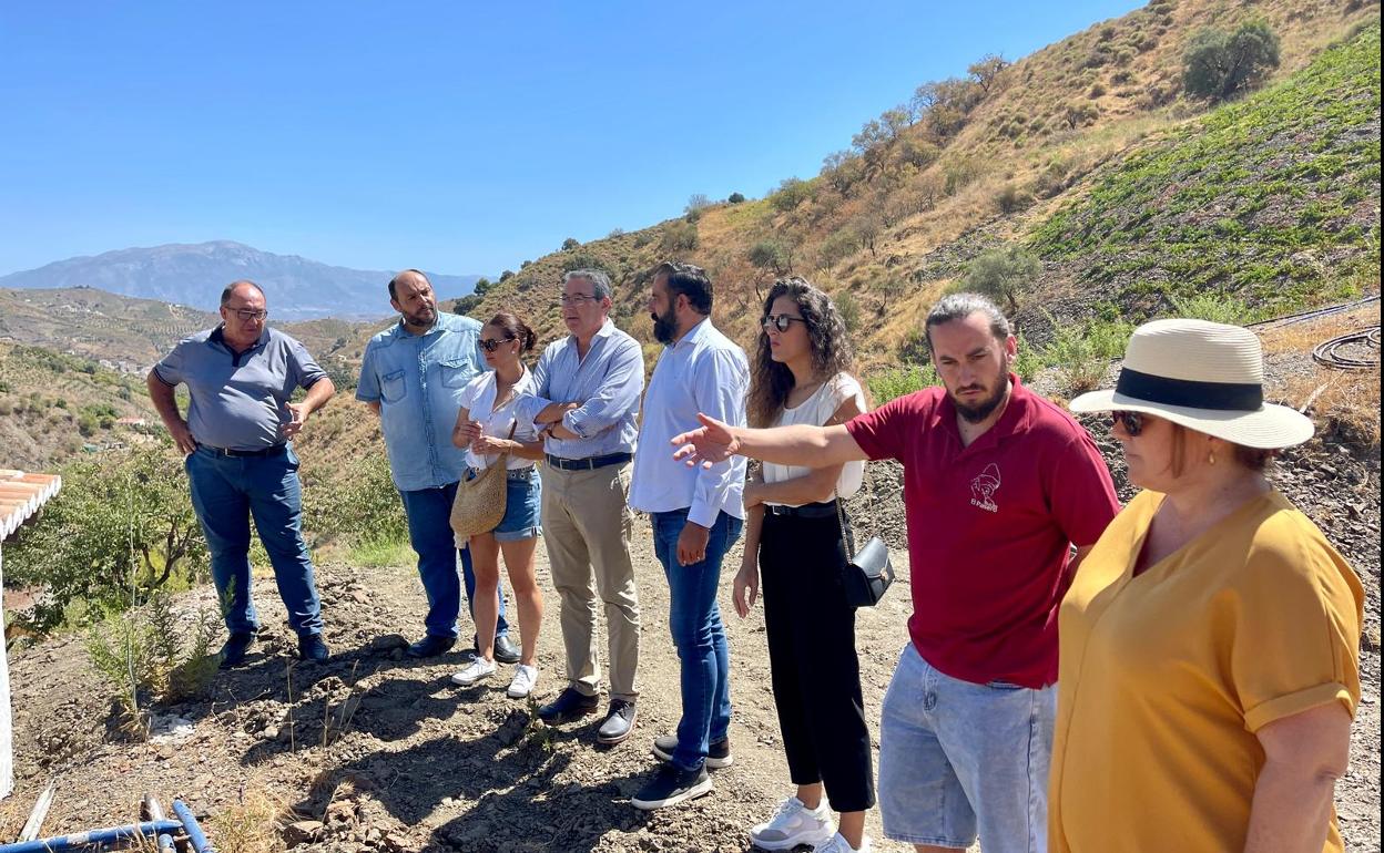 Autoridades locales y provinciales, este martes en su visita al futuro centro de interpretación de la pasa en El Borge. 