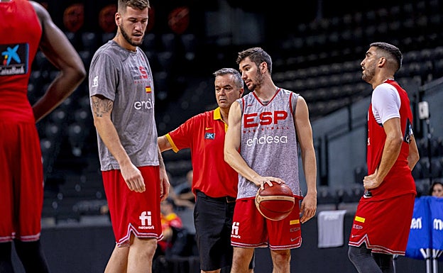 Darío Brizuela, en el centro de la imagen, rodeado por Sánchez Cañete (ayudante de Ibon Navarro en el Unicaja) y su excompañero en el cuadro malagueño Jaime Fernández. 