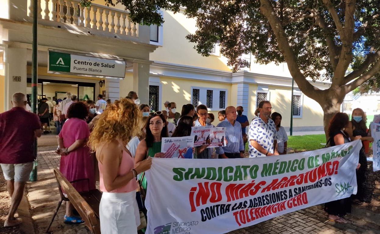 Sanitarios se concentran para protestar por la agresión física a una doctora del centro de Puerta Blanca