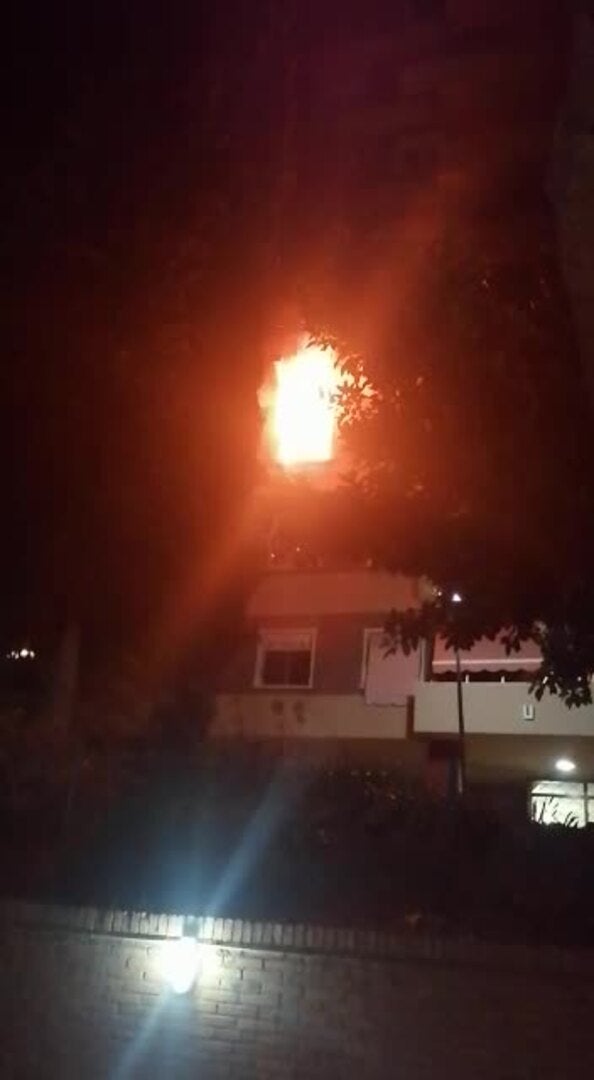 Varias dotaciones de Bomberos acuden a sofocar un incendio en una casa de El Palo
