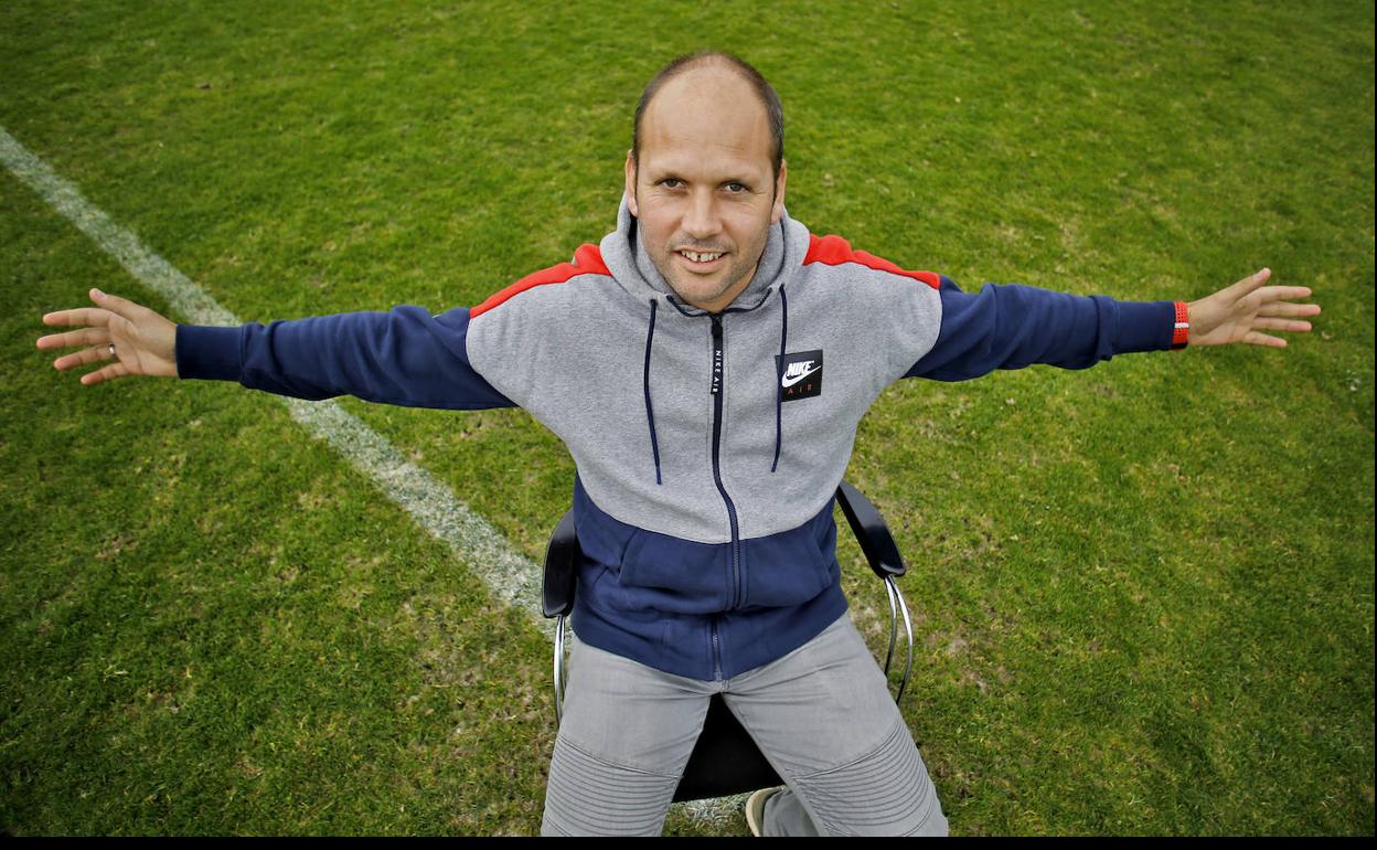 José Alberto López, donde más tiempo suele pasar, cerca de un terreno de juego.