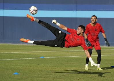 Imagen secundaria 1 - Fotos del entrenamiento del Málaga en este miércoles 24 de agosto de 2022 en Las Rosaleda.