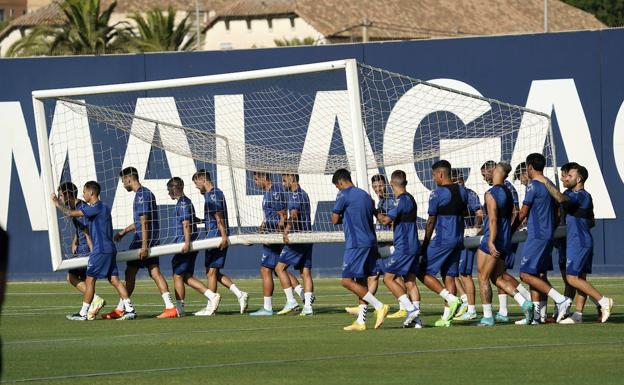 Imagen principal - Fotos del entrenamiento del Málaga en este miércoles 24 de agosto de 2022 en Las Rosaleda.