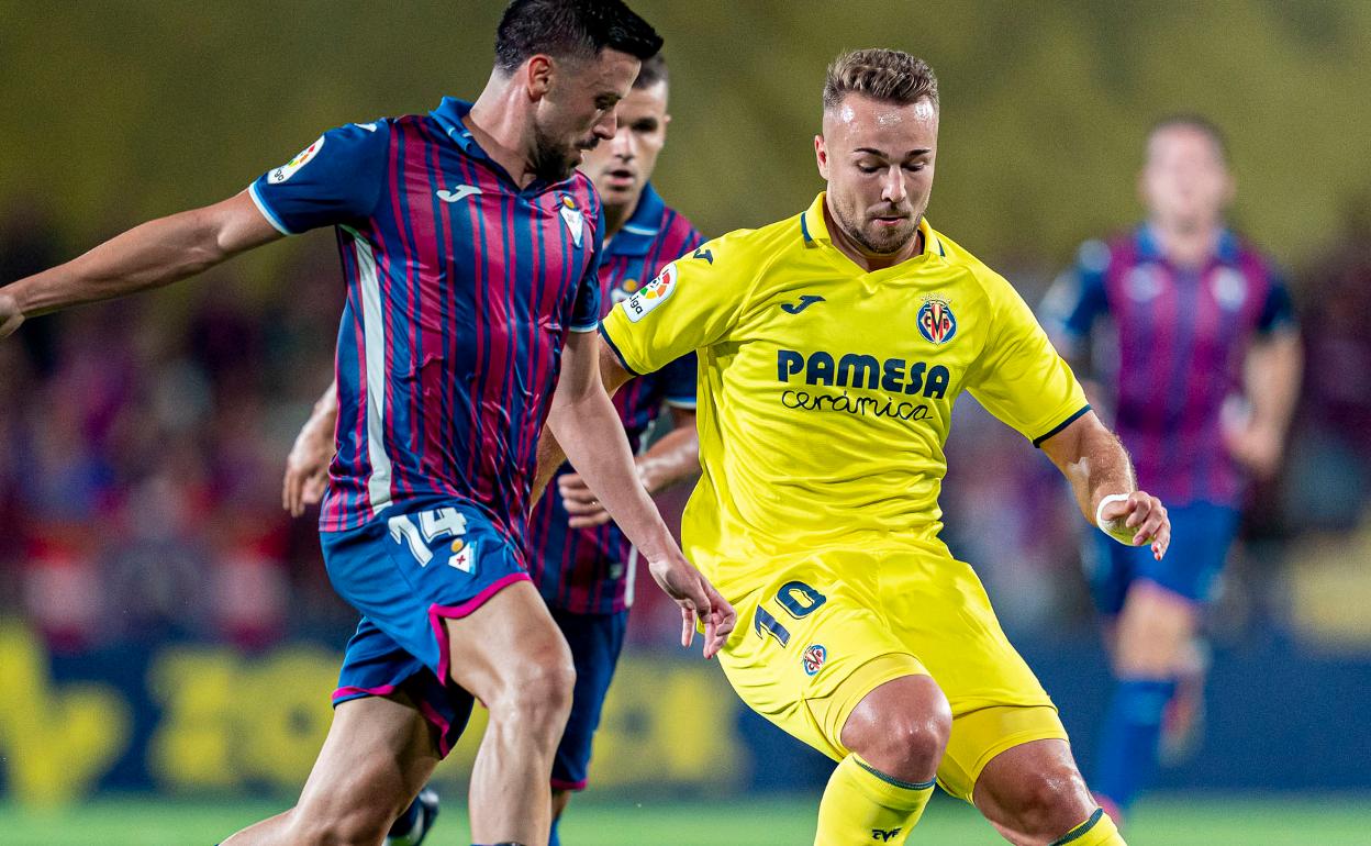 El futbolista Javi Ontiveros juega con el Villarreal 'B' frente al Eibar en la 2ª jornada de Segunda División de la temporada 22-23.