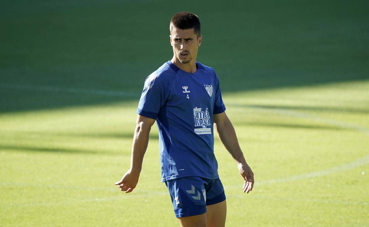 El jugador del Málaga, Unai Bustinza, en el entrenamiento del equipo este jueves en La Rosaleda.