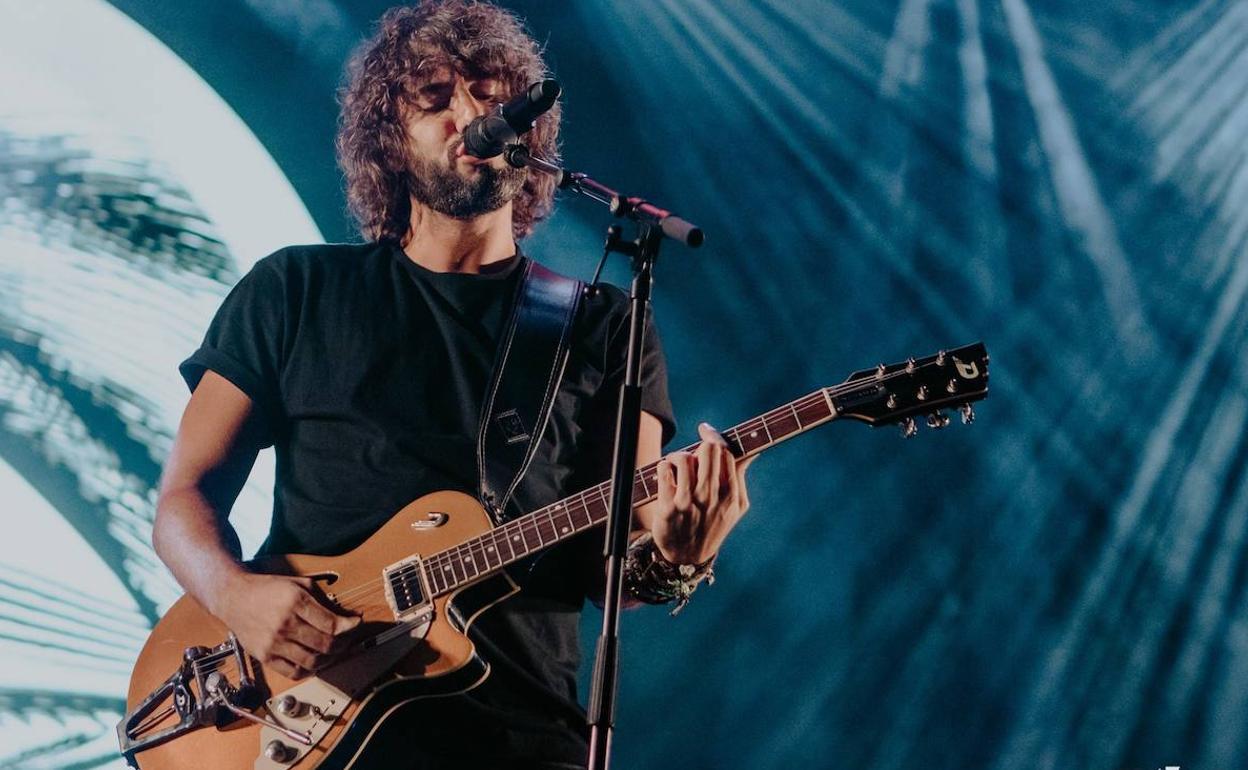 Mikel Izal, en un concierto con su banda