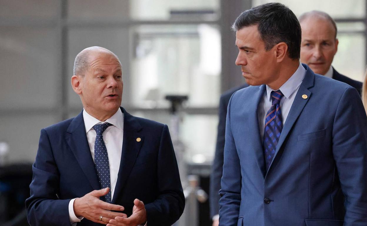 El presidente Pedro Sánchez junto al canciller Olaf Scholz.