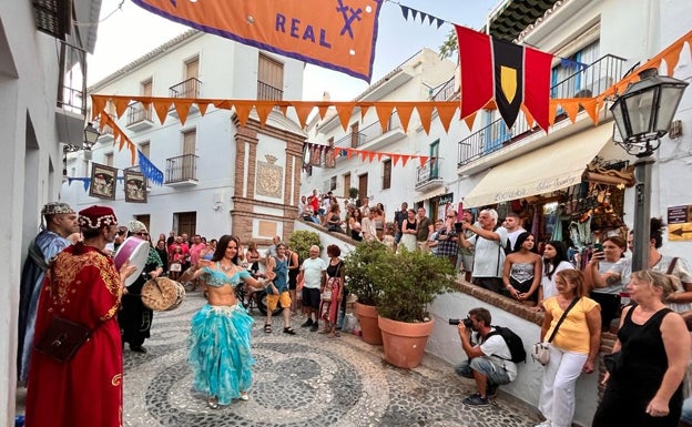 Uno de los pasacalles en la jornada inaugural del festival de Frigiliana. 