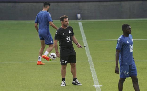 Pablo Guede dirige el entrenamiento de este viernes en La Rosaleda.