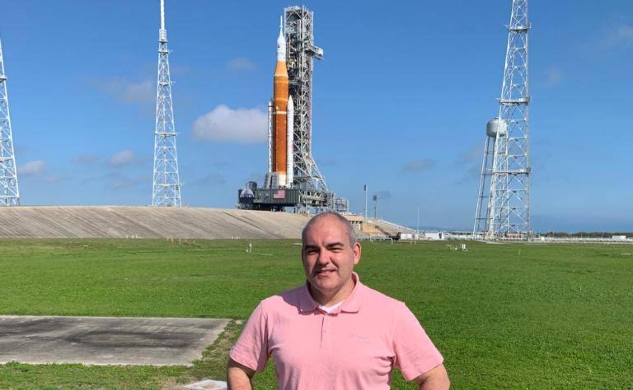 Carlos García-Galán, junto a la plataforma de lanzamiento 39 B del Centro Espacial Kennedy, en Florida.