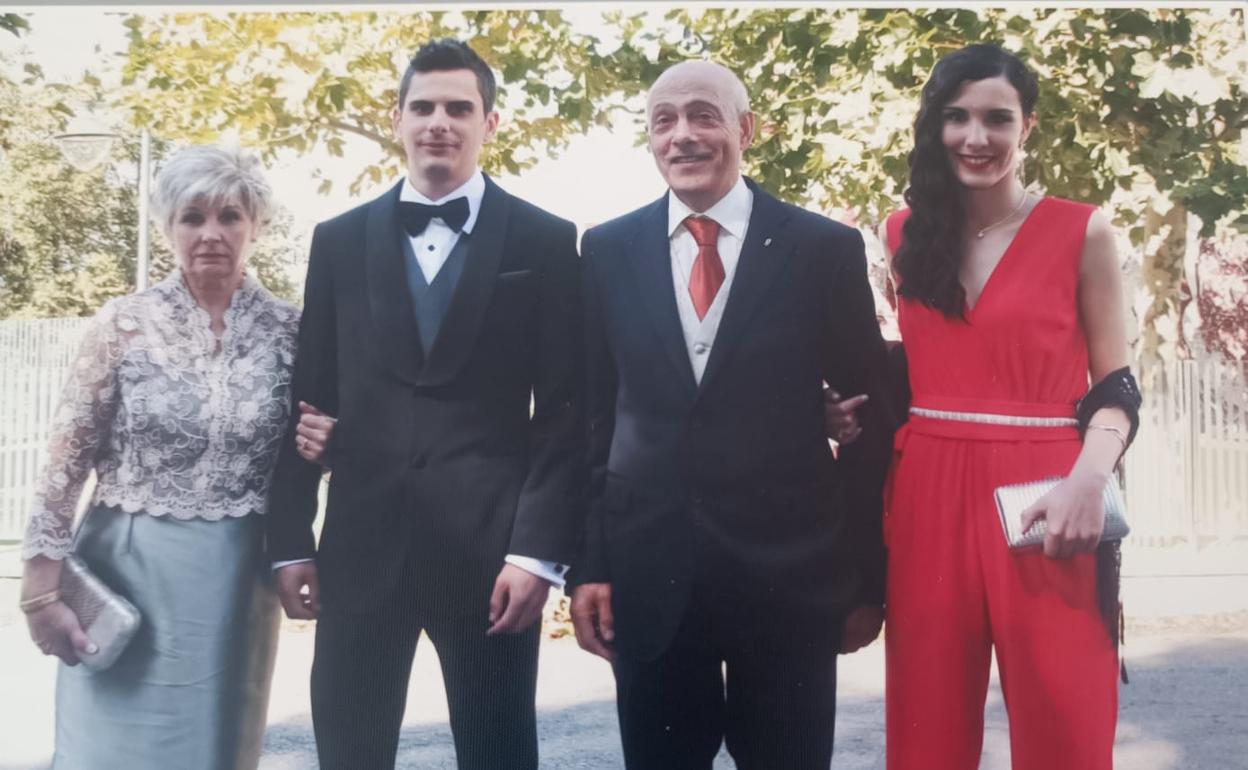 De izquierda a derecha, Mari Carmen, su hijo Daniel, su marido Florencio y su hija María, en una foto tomada el día de la boda de su hijo. 