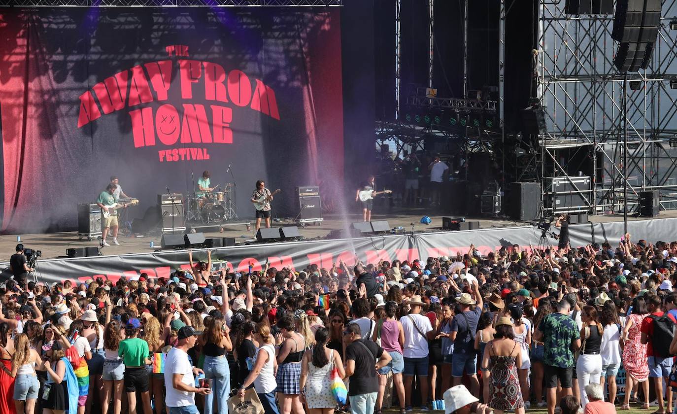 El exintegrante de 'One Direction', Louis Tomlinson, plato fuerte de una cita en la que estuvieron también The Vaccines, Hinds, Stone o Voodoos, estos últimos en la imagen 