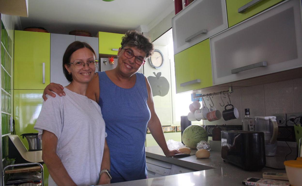 Unión. Natalia y Lola, preparando juntas el desayuno en la cocina. 