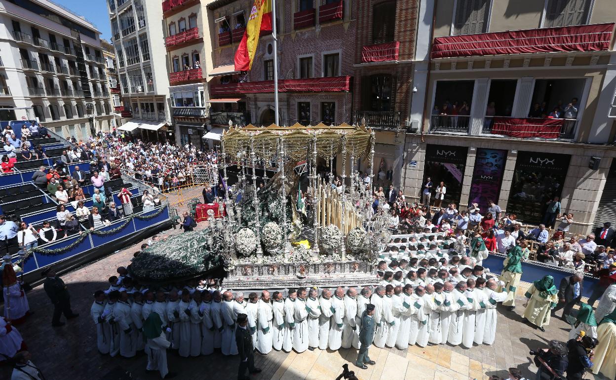 La Virgen del Amparo, en su trono procesional. 