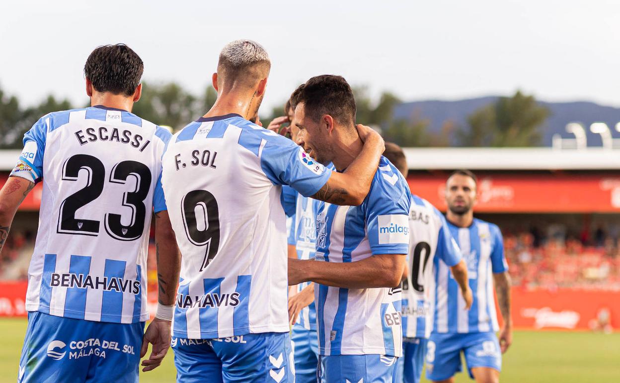 Fran Sol felicita a Álex Gallar, en el segundo gol malaguista. 