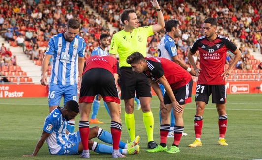 El momento en el que Ramalho, en el césped pie el cambio .