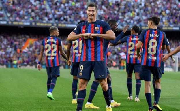 Robert Lewandowski celebra el primero de sus dos goles al Valladolid.